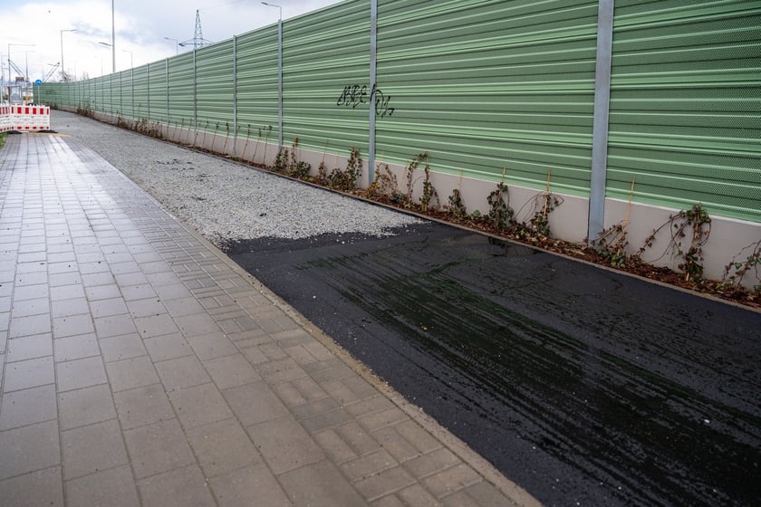 Przybywa asfaltu na kolejnych odcinkach drogi rowerowej na alei Wielkiej Wyspy.